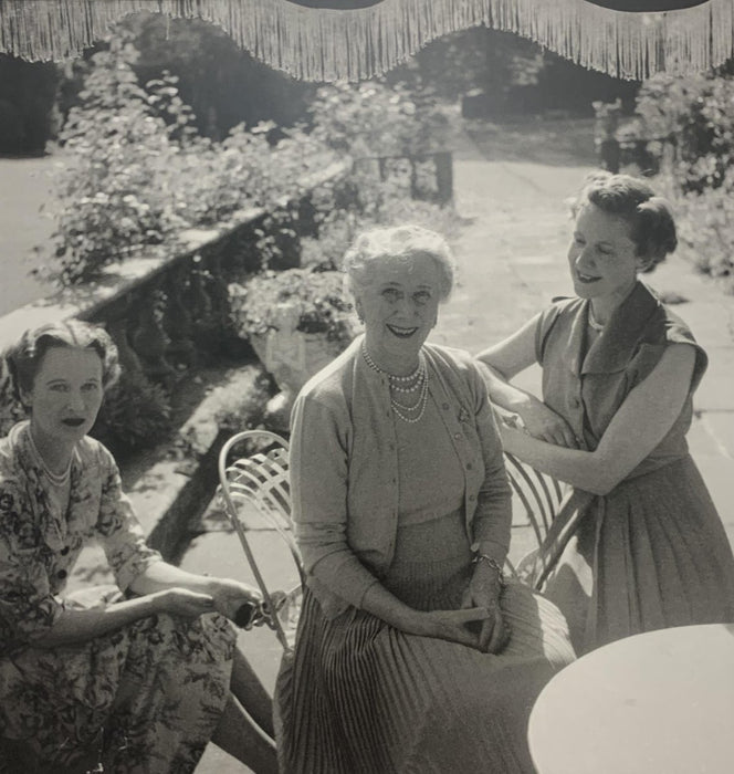 Cecil Beaton - Baba, Etty and Nancy, Print in Colors - FineArt Vendor