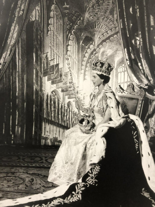 Cecil Beaton - Queen Elizabeth, print in colors - FineArt Vendor