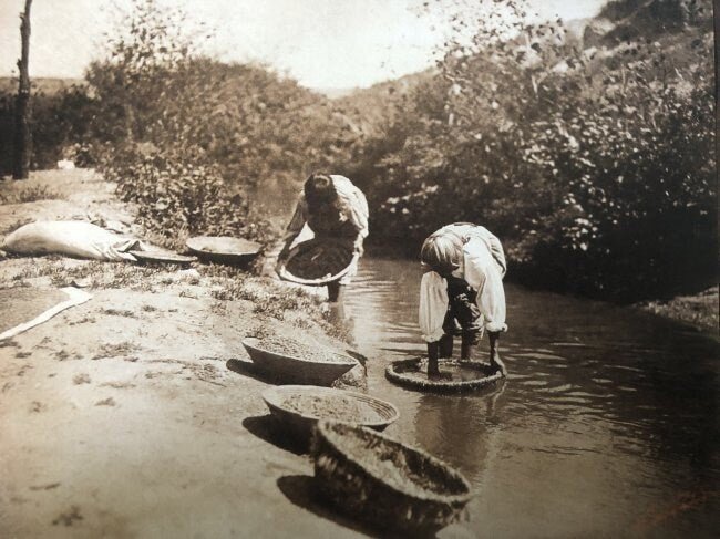 Edward Curtis - Washing Wheat, 1905 - FineArt Vendor