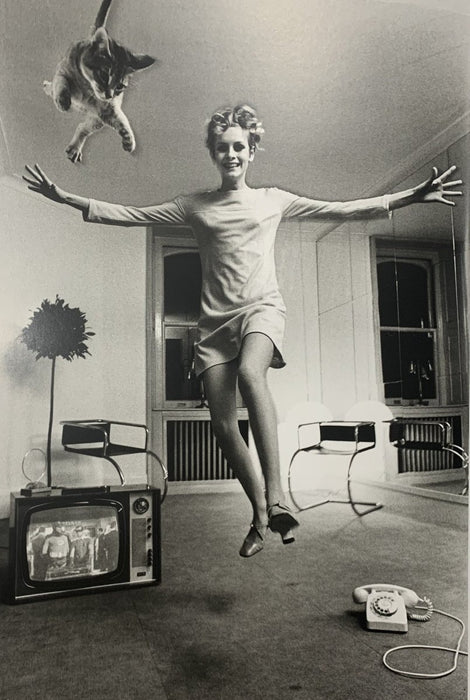 Helmut Newton -Twiggy, Fashion, British Vogue, London 1967 print in colors - FineArt Vendor