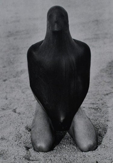 Herb Ritts - Tony with Body Mask, Joshua Tree, 1985 Gravure - FineArt Vendor