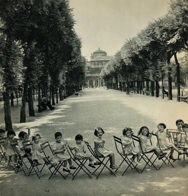 Robert Doisneau - Enfants, Palais-Royal, 1950 Gravure - FineArt Vendor