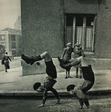 Robert Doisneau - Les Freres, Rue du Docteur Lecene gravure - FineArt Vendor