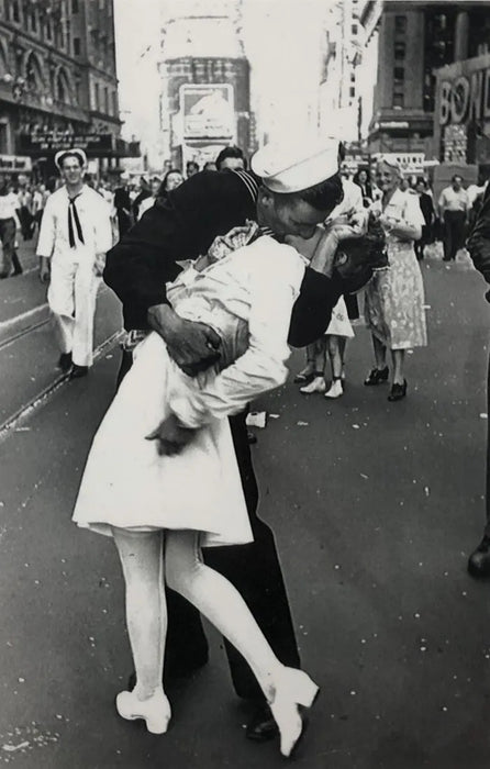 Alfred Eisenstaedt - V-J Day, Times Square, 1945, Print in Colors