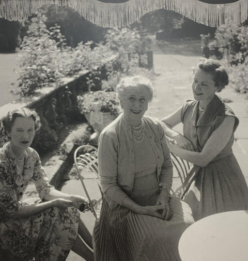 Cecil Beaton - Baba, Etty and Nancy, Print in Colors - FineArt Vendor