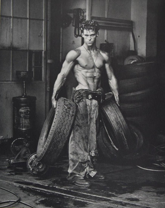 Herb Ritts - Fred with Tyres Gravure - FineArt Vendor